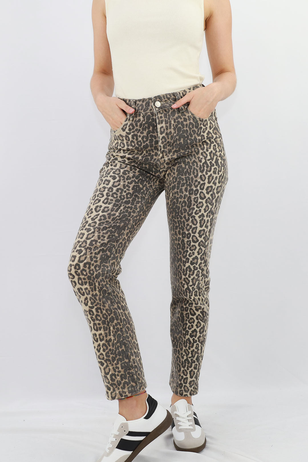 VAQUERO DE MODA CON ESTAMPADO DE LEOPARDO