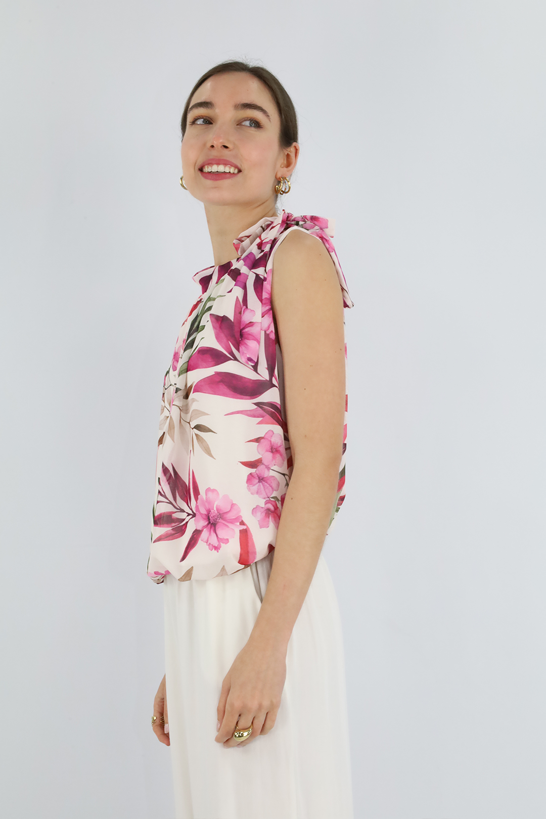 Blusa blanca sin mangas con estampado floral en color fucsia